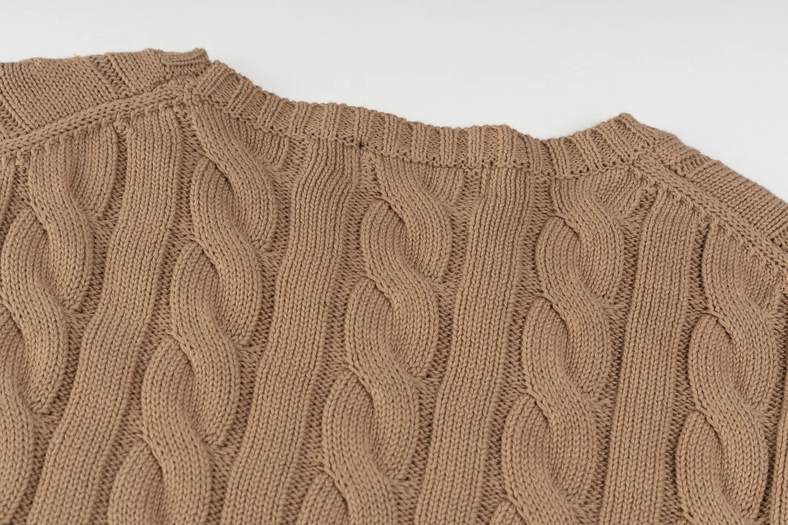 P220 #R91 RALPH LAUREN Ralph Lauren fourteen colors classic small label embroidery round neck pullover cable cardigan sweater men's top, high-density LOGO embroidery on the chest, original customization of tag accessories. Made of pure cotton yarn, pure cotton is skin-friendly and comfortable, small label war horse embroidered twist button round neck sweater 🐎 high quality, follow the blogger to learn how to wear it! Let’s buy a Ralph Lauren cable sweater. It’s a super hard-to-find series after it became popular. It’s hard to find one on the official website. It’s simple and practical to wear, with a lazy and loose feel. The thickened fabric has more texture, feels soft and delicate, and has a loose fit. Whether worn alone or layered, you can wear different styles of fashion with just one piece!   Size：XS S M L Sleeve length: 59/60/61/62/63